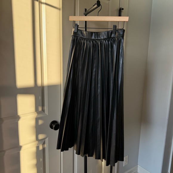 Sincerly Jules Dresses & Skirts - Sincerely Jules Black Faux Leather Pleated Midi Skirt Size M Anthropologie Style